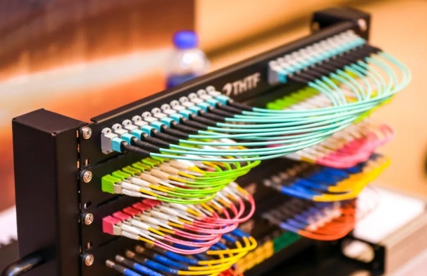 如何在光纤和双芯电缆之间进行选择-科兰